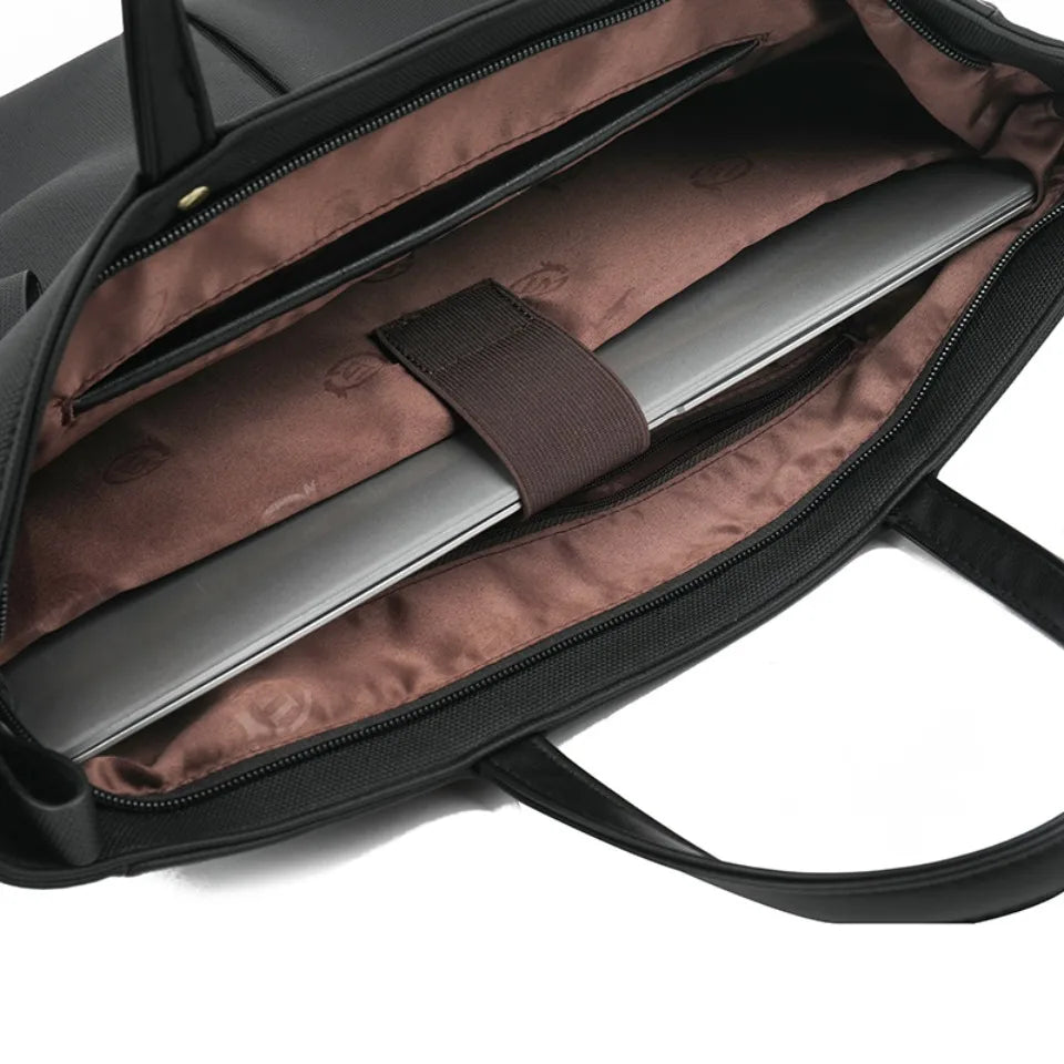 Sac cabas femme Élise en tissu technique bordeaux, résistant à l'eau, pour toutes les saisons.