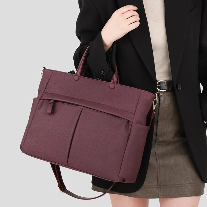 Vue de face du sac cabas femme Élise en cuir noir, bandoulière réglable, style professionnel.
