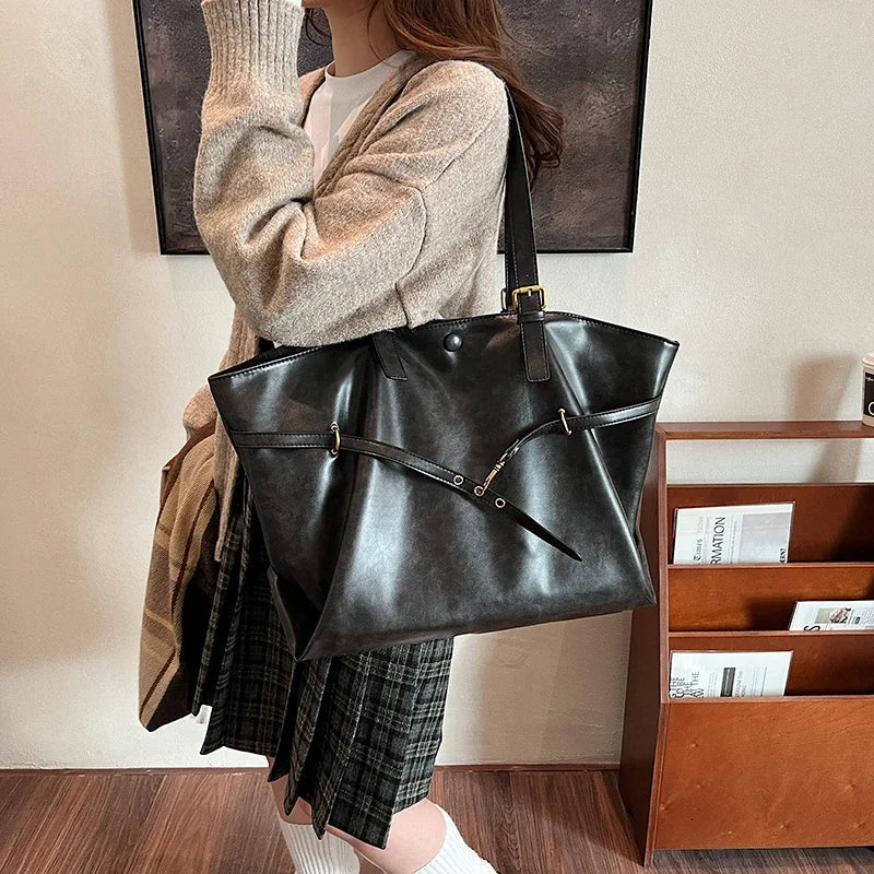 Grand sac cabas femme marron en similicuir pour lycée, études et cours. Sac élégant à l'épaule.