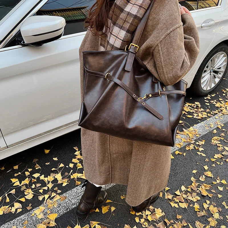 Sac cabas noir femme en similicuir, idéal pour le lycée, les études. Grand sac à l'épaule mode.