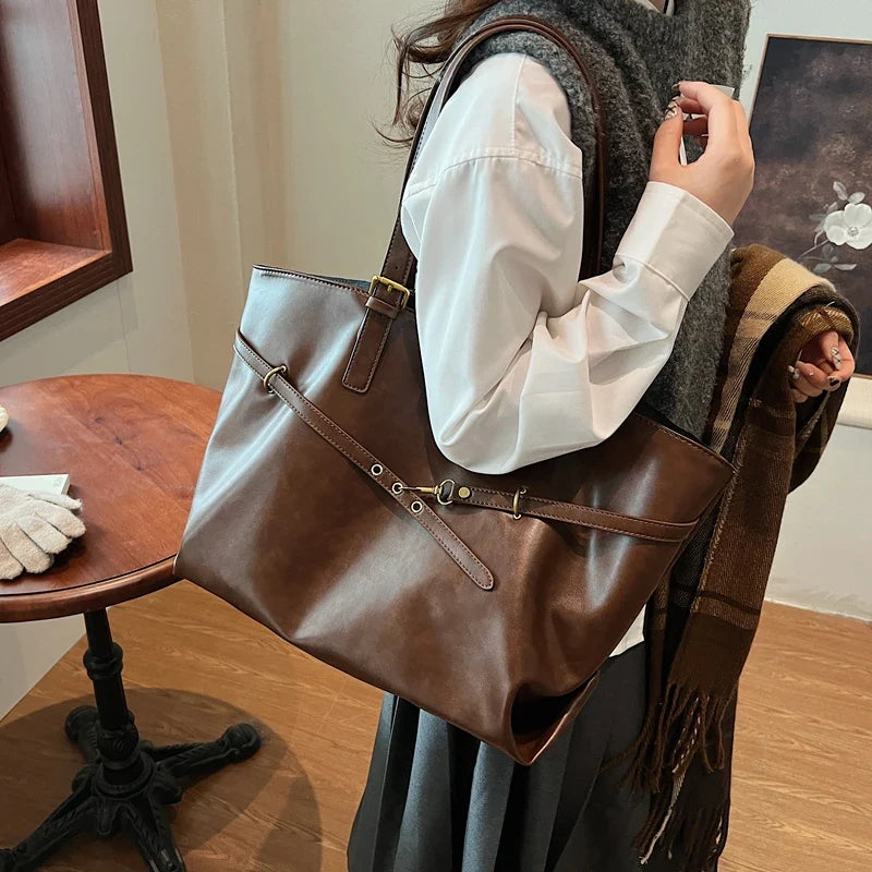 Sac cabas femme élégant en similicuir marron, grand et pratique pour le lycée. Accessoire mode épaule.