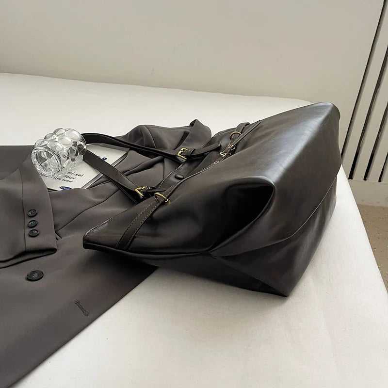 Sac cabas femme grande capacité en similicuir noir pour lycée, études. Sac élégant mode épaule.