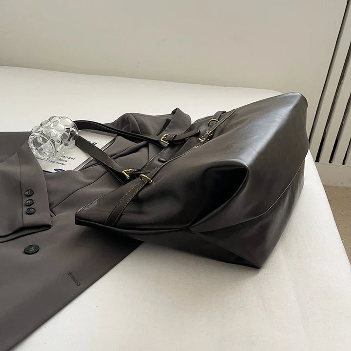 Sac cabas femme grande capacité en similicuir noir pour lycée, études. Sac élégant mode épaule.