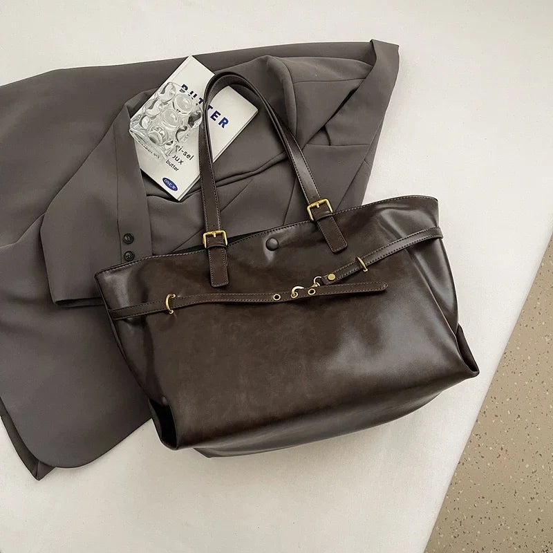 Sac cabas femme chic en similicuir noir, grand format pour lycée, études. Accessoire mode épaule tendance.