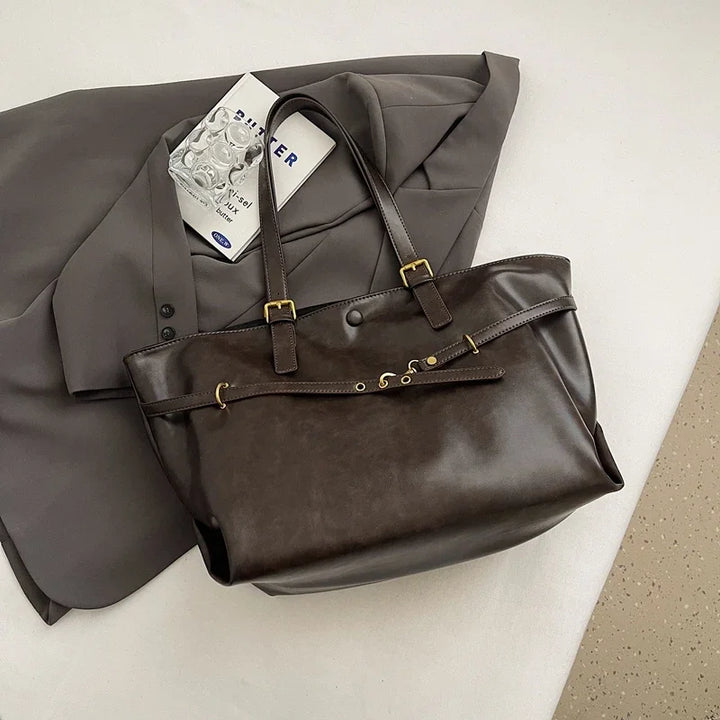 Sac cabas femme chic en similicuir noir, grand format pour lycée, études. Accessoire mode épaule tendance.