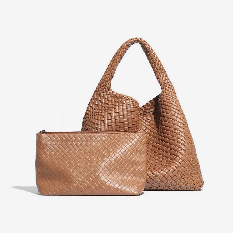 Photo de détail du tressage fin d'un sac cabas femme en similicuir beige, look sophistiqué.