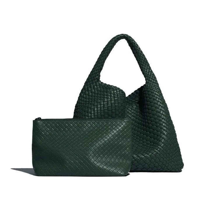 Vue intérieure spacieuse d'un sac cabas tressé, mettant en valeur son grand volume pour essentiels.