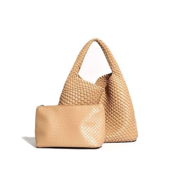 Femme portant un sac cabas tressé sur l'épaule, montrant la taille et le port pratique du tote bag.