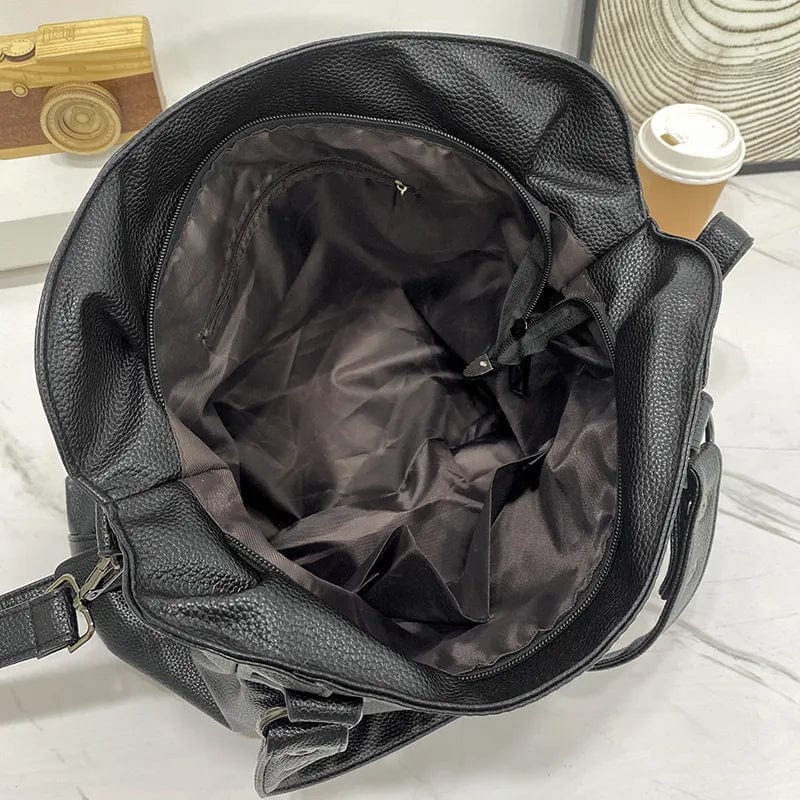 Sac cabas noir souple avec ses plis naturels, preuve de la qualité du cuir PU.