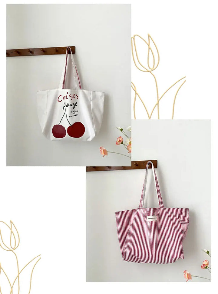 Sac fourre-tout réversible en toile de coton avec motif cerises, idéal pour la plage, le shopping ou les voyages.