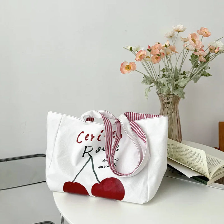 Sac cabas femme réversible en toile de coton motif cerises, grand et résistant, parfait pour l'été.