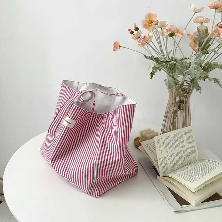 Accessoire mode : sac cabas réversible femme motif cerises, spacieux pour toutes vos sorties estivales.