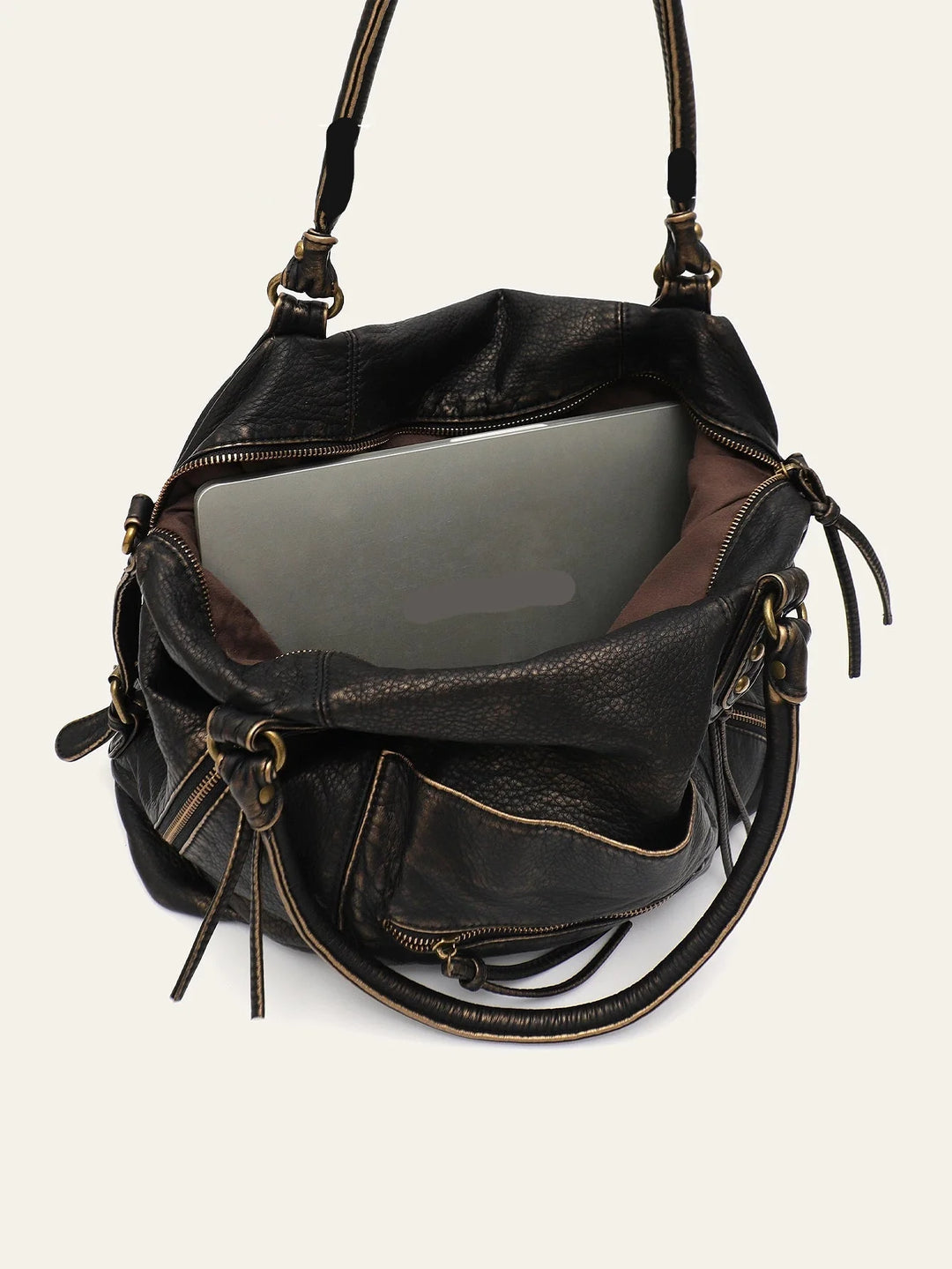 Sac bandoulière femme en similicuir, grand format, porté par une étudiante. Élégance et praticité.