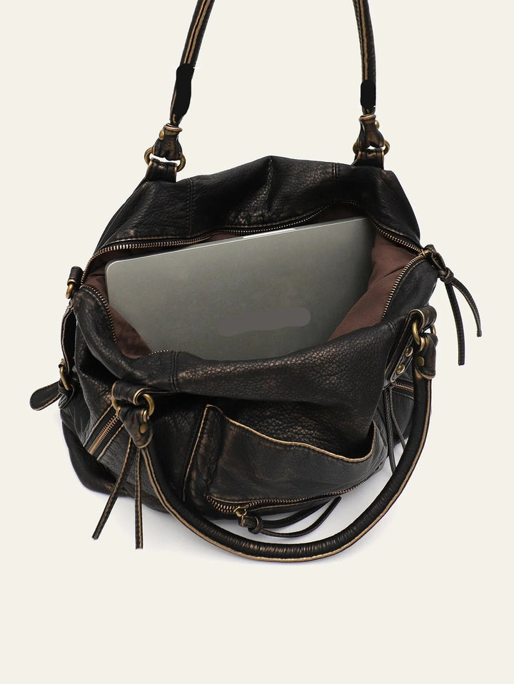 Sac bandoulière femme en similicuir, grand format, porté par une étudiante. Élégance et praticité.