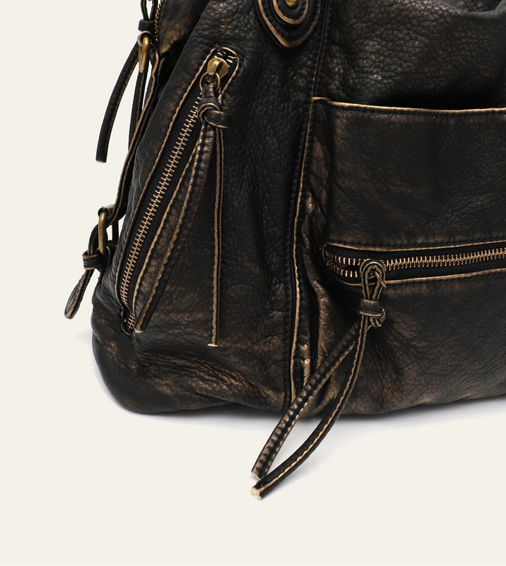 Gros plan sur la texture du similicuir du sac de cours femme, grand format, style cabas élégant.