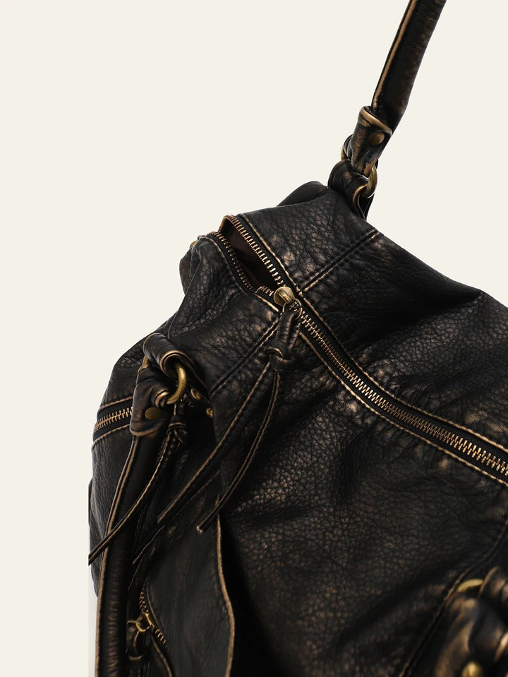 Grand sac cabas femme en similicuir rempli de livres et ordinateur portable, idéal pour cours étudiante.