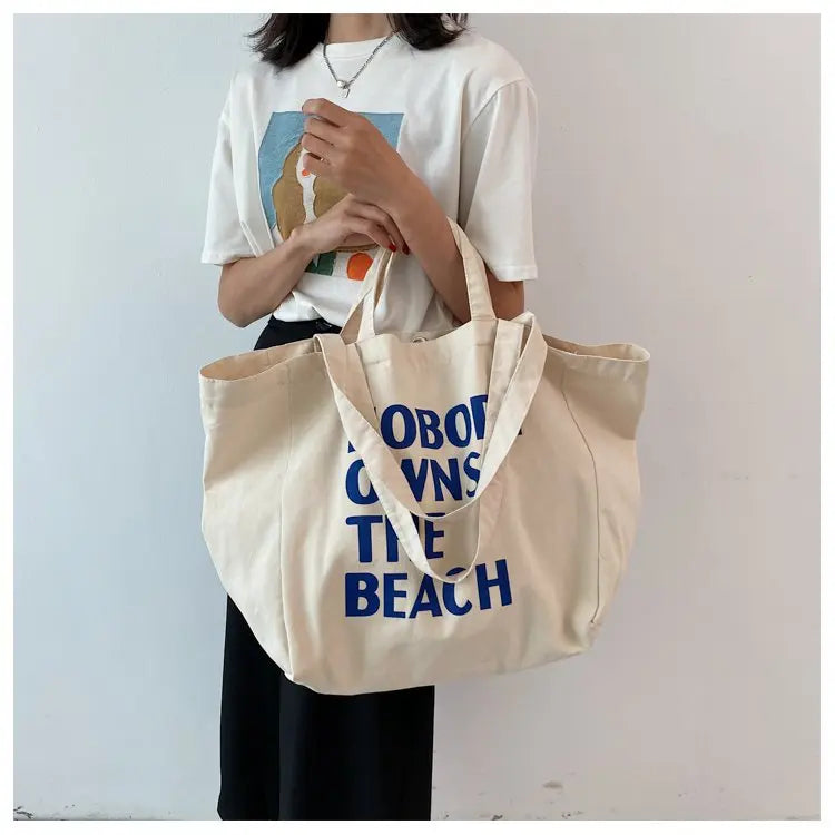 Grand sac en toile blanche, accessoire versatile pour la plage et l'été