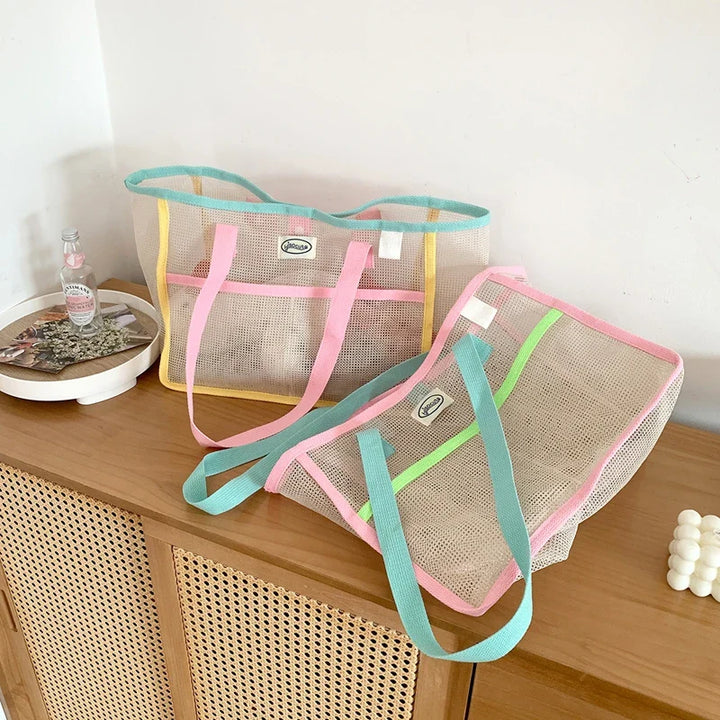 Sac de plage en maille bleue pour femmes, léger et spacieux, parfait pour la plage, la piscine ou le shopping estival.