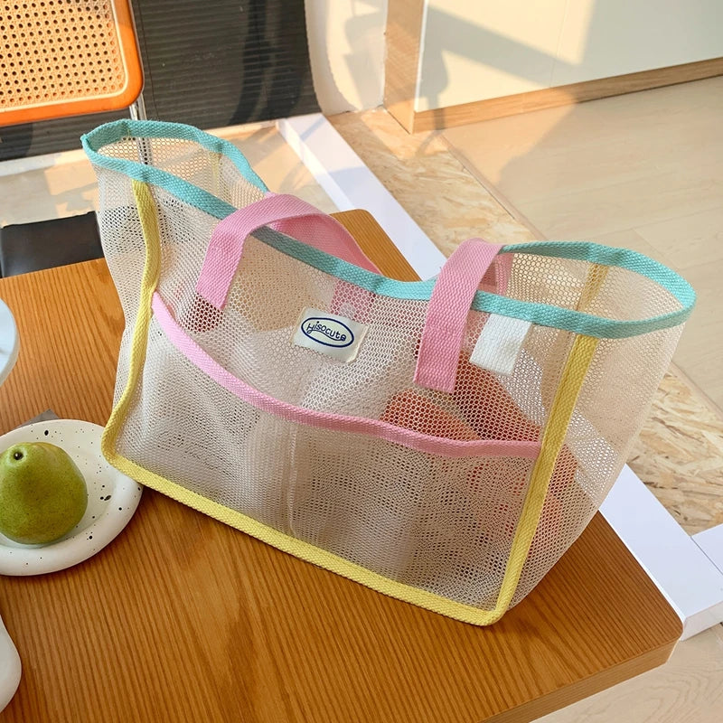 Sac de plage rose pratique pour femmes, style maille mode, idéal pour transporter maillot, serviette et affaires de piscine.