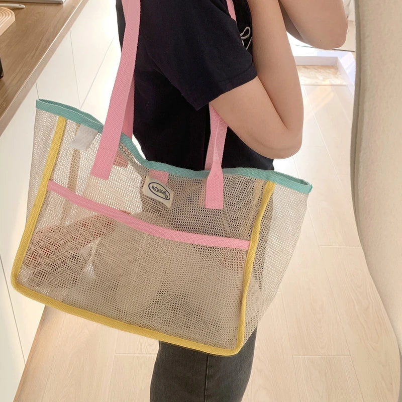 Accessoire de mode estival : grand sac de plage bleu tendance pour femmes, léger et polyvalent pour les vacances.