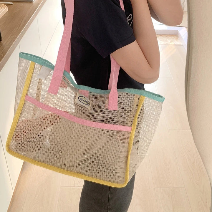 Accessoire de mode estival : grand sac de plage bleu tendance pour femmes, léger et polyvalent pour les vacances.