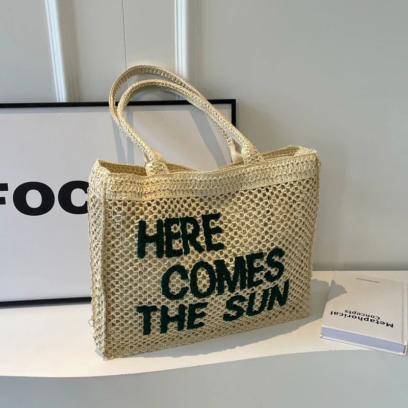 Sac de plage en paille clair, accessoire indispensable pour l'été et les escapades