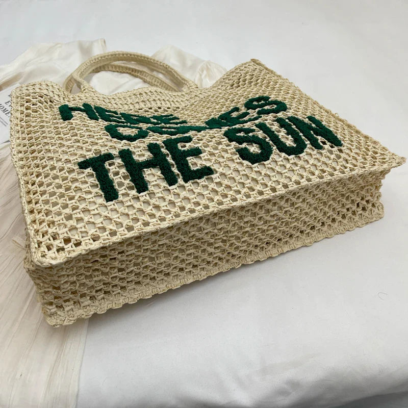 Sac d'été en paille beige et crème, accessoire polyvalent pour la plage et la ville