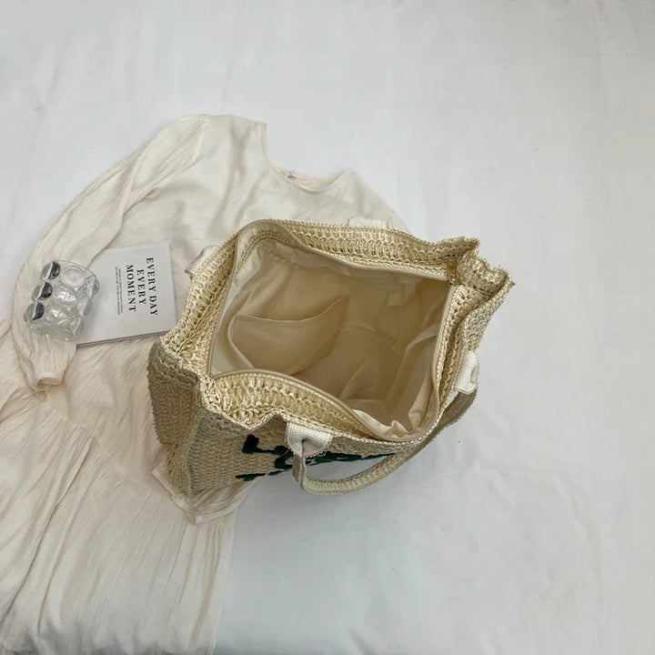 Fourre-tout de plage en paille naturelle, design épuré et spacieux pour vos essentiels d'été