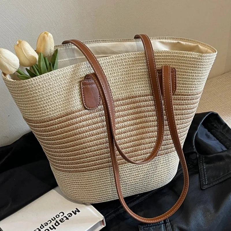 Grand sac de plage en paille pour femmes, parfait pour l'été et les vacances, style bohème chic.