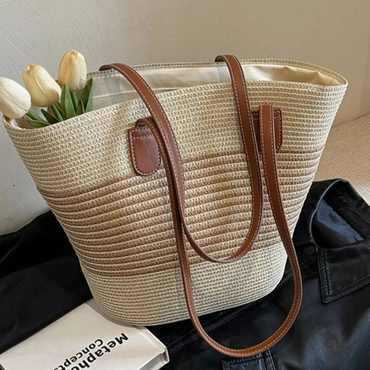 Grand sac de plage en paille pour femmes, parfait pour l'été et les vacances, style bohème chic.