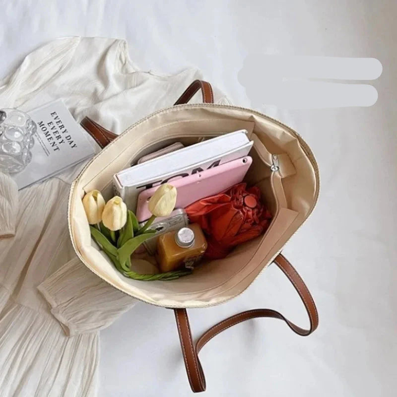 Sac fourre-tout en paille tressée, idéal pour la plage et l'été, accessoire mode femme.