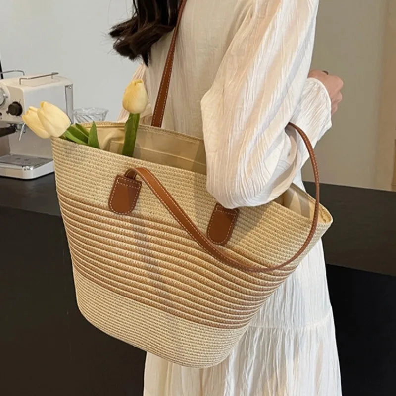 Panier de plage bohème en paille grand format, accessoire femme tendance pour l'été.