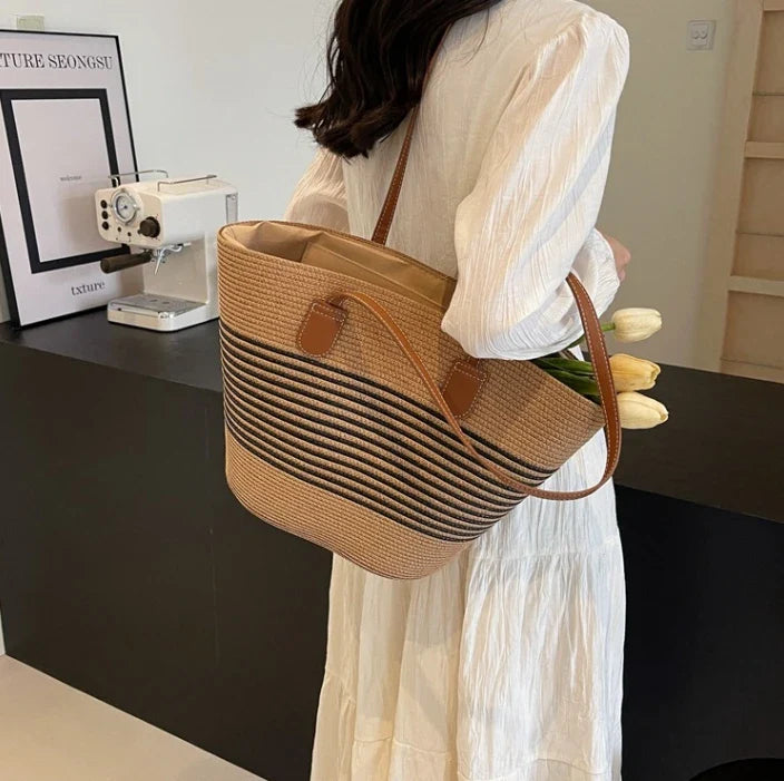 Sac fourre-tout en paille naturelle tressée, accessoire de mode estival pour la plage.