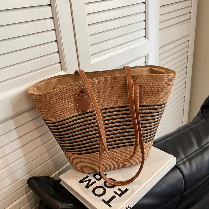 Grand sac en paille pour femme, style été bohème, idéal comme fourre-tout de plage.