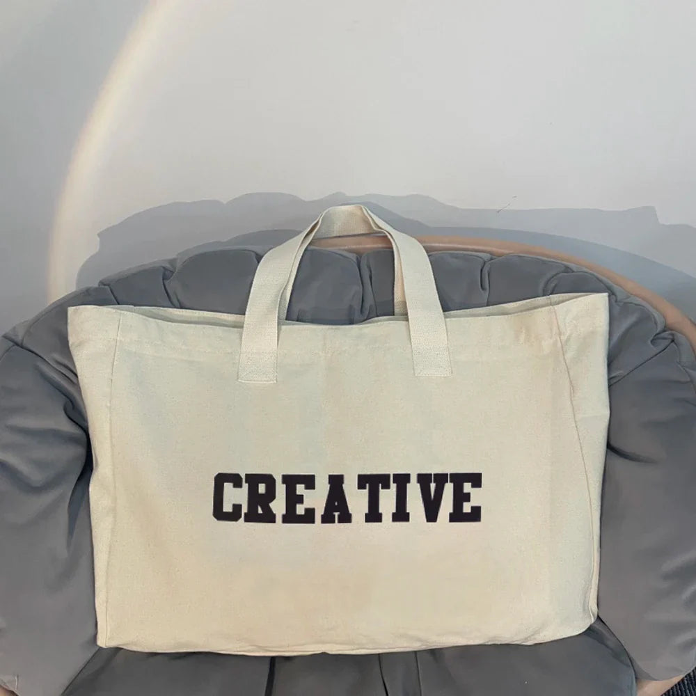 Sac de plage femme en tissu, couleur crème, spacieux et pratique pour tous les voyages estivaux.