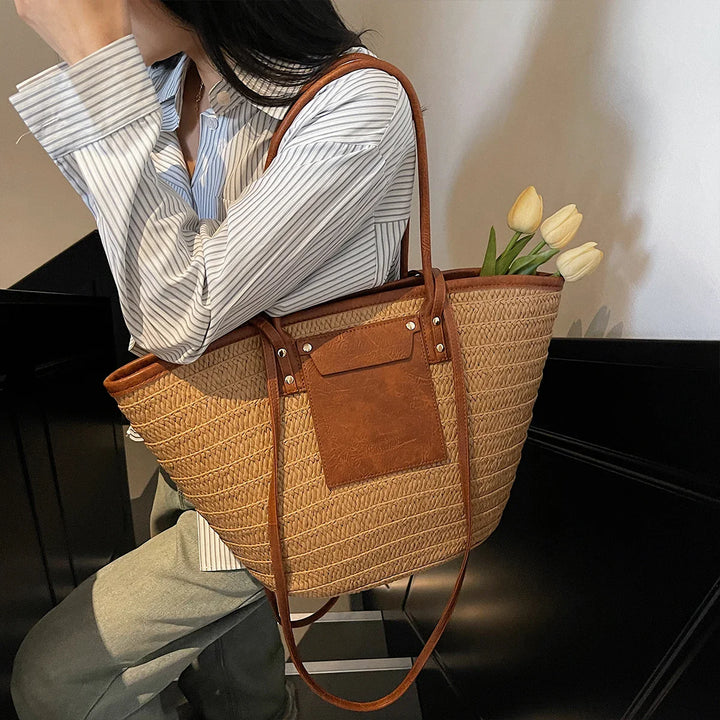 Grand sac de plage Simona en paille tressée beige, idéal pour l'été et les femmes chics.