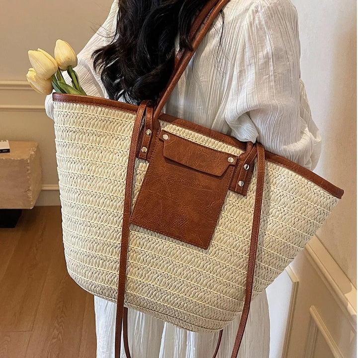 Panier de plage élégant Simona, grand format, en paille écru et poignées similicuir pour femme.