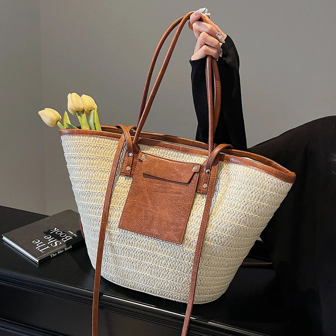 Accessoire de plage indispensable : sac Simona grand format en paille doublé, idéal pour vos essentiels d'été.