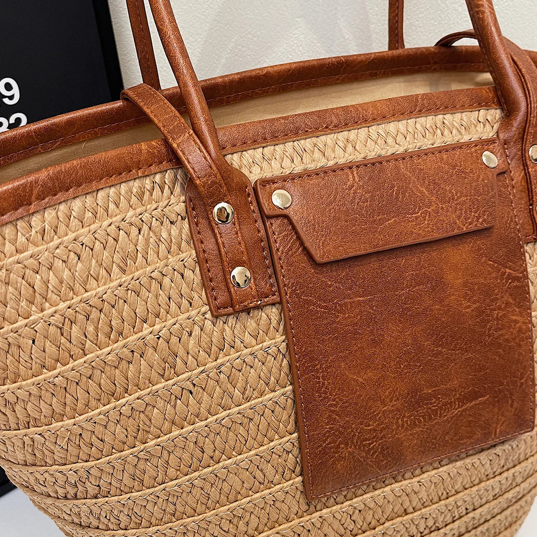 Sac femme chic Simona en paille tressée couleur écru, parfait pour la plage ou une sortie estivale.