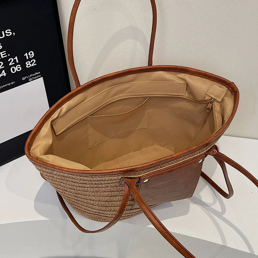 Grand sac de plage Simona pour femmes, style bohème chic en paille naturelle et anses confortables.