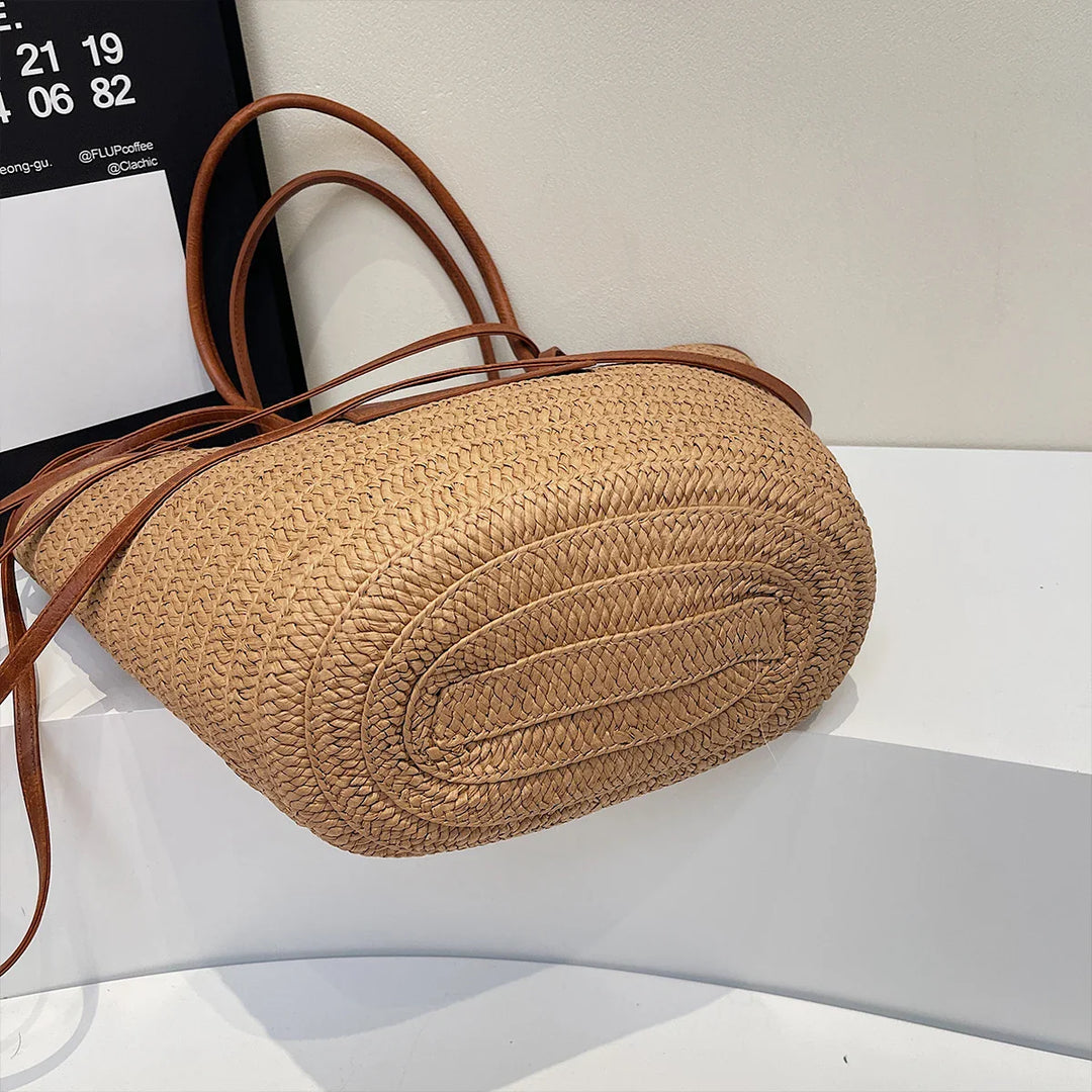 Sac cabas Simona beige, grand format, en paille robuste avec intérieur doublé pour la plage ou la ville.