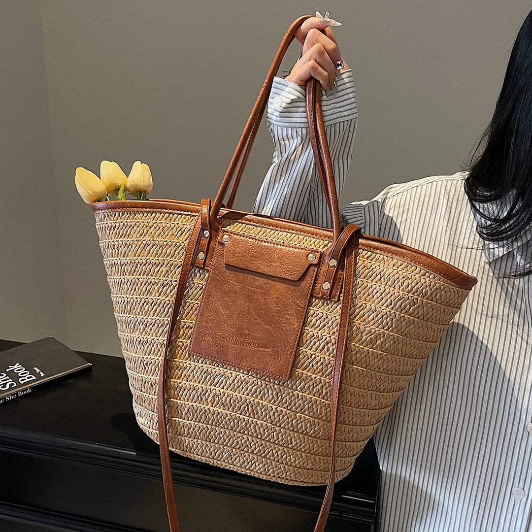 Sac d'été Simona, un grand sac chic en paille et similicuir, accessoire essentiel pour la plage et le soleil.