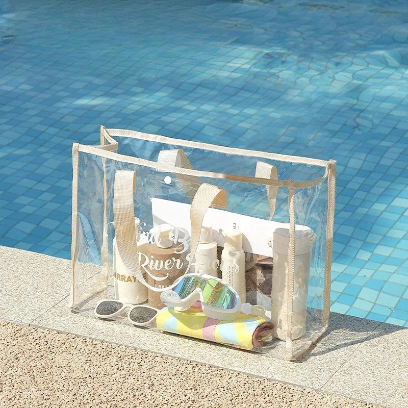 Sac de plage transparent et étanche, pratique pour organiser vos affaires lors des vacances d'été.