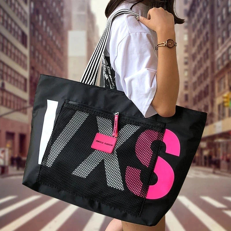 Grand sac de plage XXL en nylon imperméable, idéal pour femme et vacances d'été.