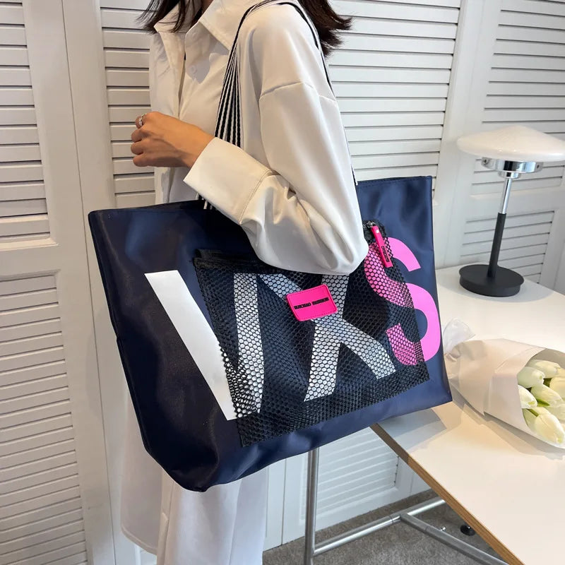 Sac femme de plage spacieux et pliable pour toutes vos affaires d'été, un accessoire indispensable.