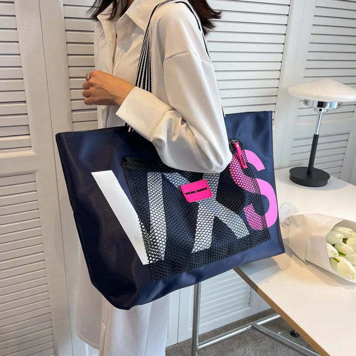 Sac femme de plage spacieux et pliable pour toutes vos affaires d'été, un accessoire indispensable.