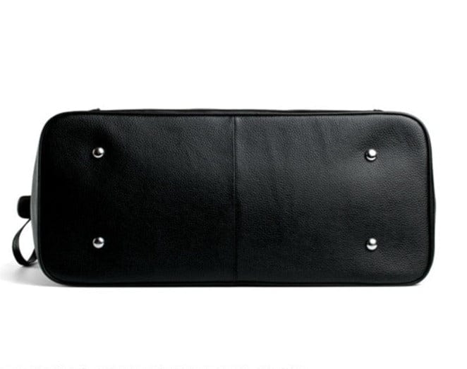 Accessoire de voyage en cuir pour femme, sac de week-end noir, style et fonctionnalité combinés.