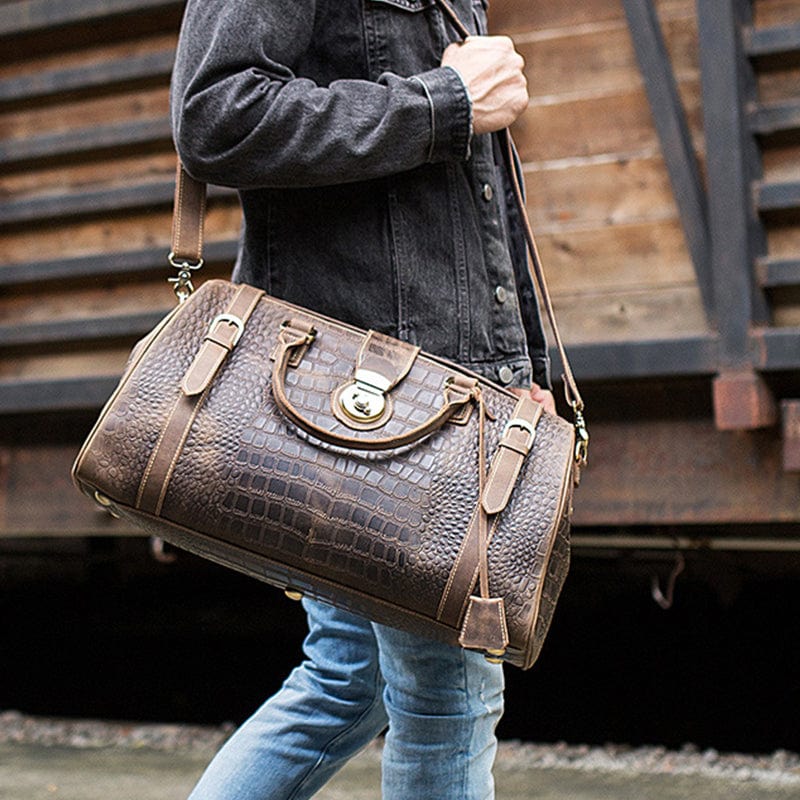 Sac de voyage homme grand format, cuir crocodile. Solide et durable. Pour toutes vos aventures.