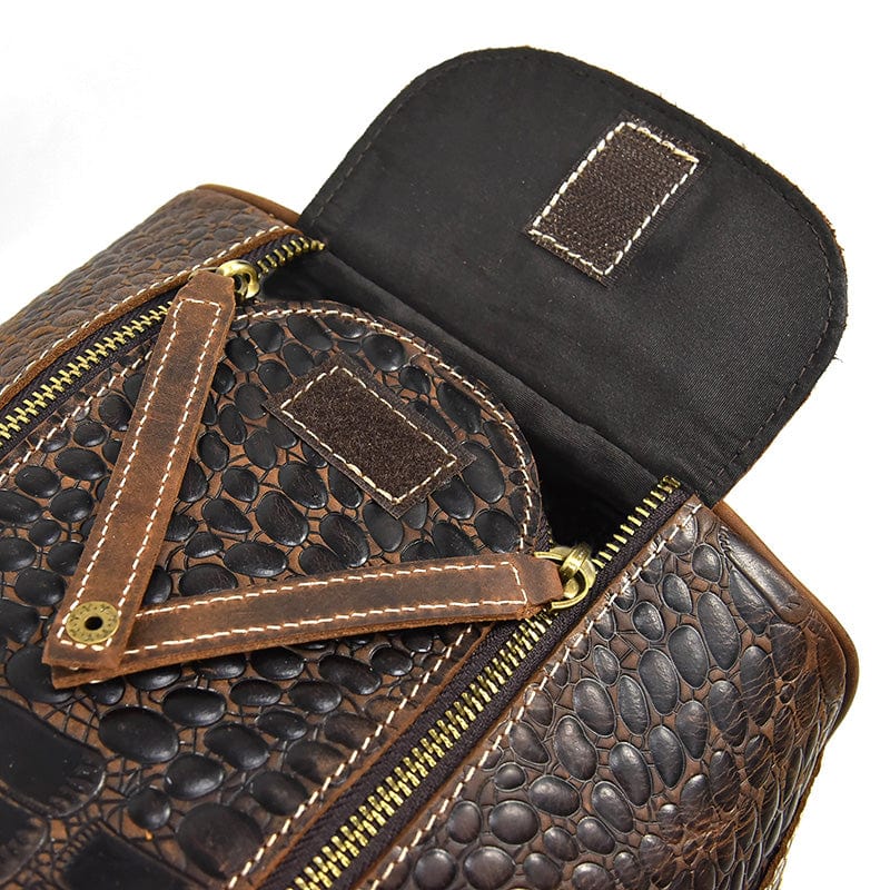 Sac week-end pour homme, en cuir crocodile. Design classique. Très pratique pour les courts séjours.