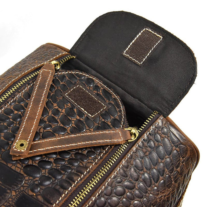 Sac week-end pour homme, en cuir crocodile. Design classique. Très pratique pour les courts séjours.